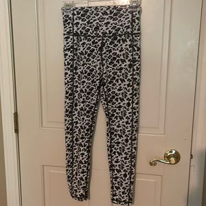Zyia Brilliant Snow Leopard Leggings